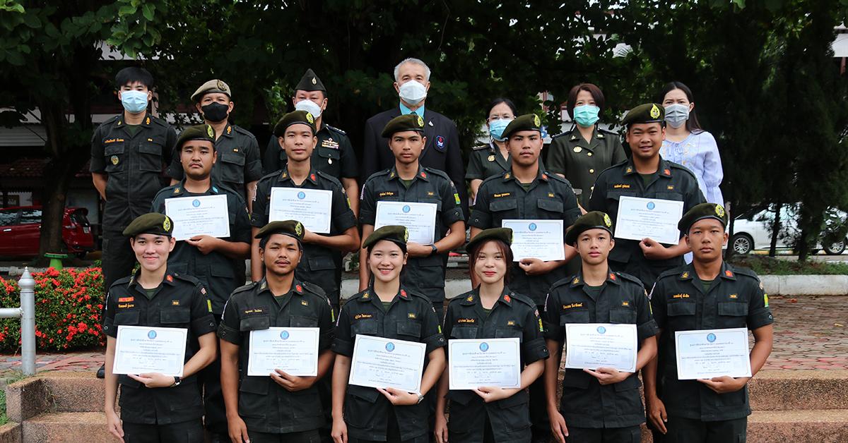 มอบเกียรติบัตรการอบรมนักศึกษาวิชาทหารบังคับบัญชา ประจำปีการศึกษา 2566