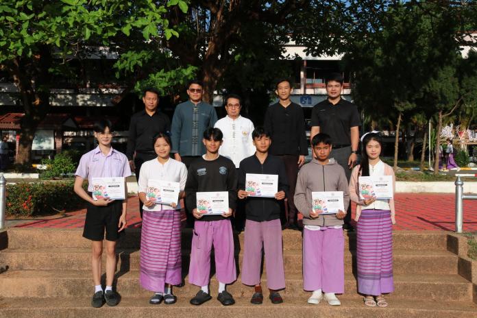 มอบเกียรติบัตรห้องเรียนที่ใช้สิทธิ์เลือกตั้งครบ 100%