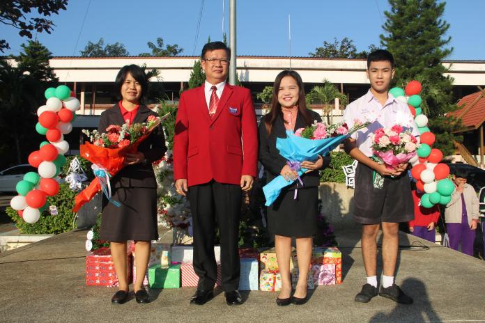 มอบช่อดอกไม้แสดงความยินดีกับครูและนักเรียน