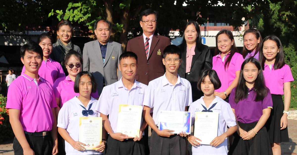 มอบเกียรติบัตรการประกวดแต่งบทกลอนในหนังสือสารานุกรมไทยสำหรับเยาวชนครั้งที่ 11 ระดับภาค